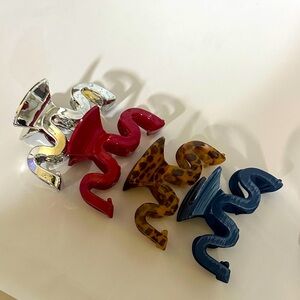 Set up four hair clips